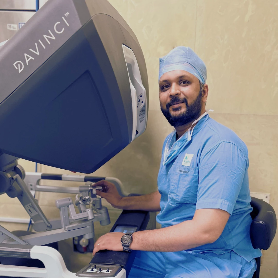 Best Robotic Surgeon in India for Urology Cancer. Dr Rohan Patel operating and monitoring a surgery using the da Vinci robotic surgical system in a clinical setup